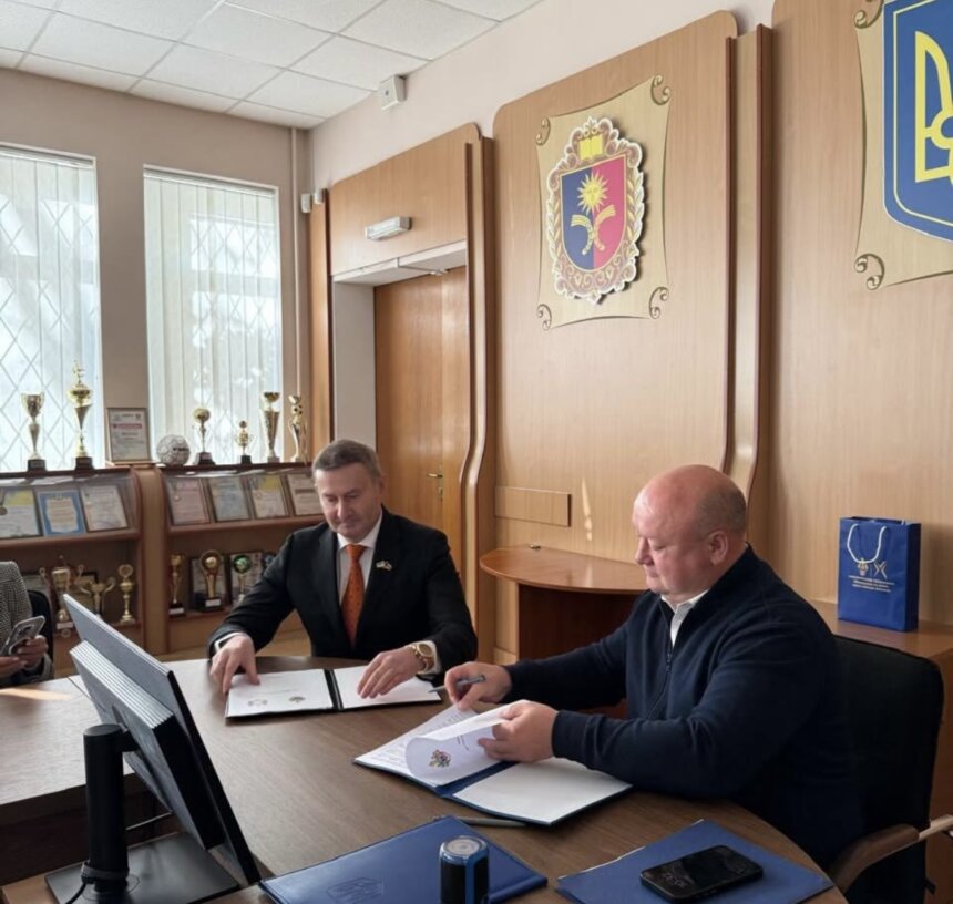 Почесне консульство Республіки Молдова в місті Хмельницькому та ХУУП ім. Леоніда Юзькова підписали меморандум про співпрацю Почесне консульство Республіки Молдова в місті Хмельницькому та ХУУП ім. Леоніда Юзькова підписали меморандум про співпрацю