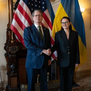 США та Україна обговорили посилення санкцій проти нафтових компаній з РФ США та Україна обговорили посилення санкцій проти нафтових компаній з РФ