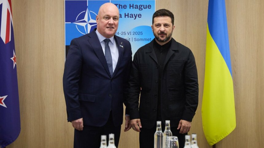 Прем'єр-міністр Нової Зеландії Крістофер Люксон із президентом України Володимиром Зеленським на саміті НАТО в Гаазі, червень 2025 року. Vasyl Myroshnychenko/Facebook Австралія та Нова Зеландія приєдналися до ініціативи PURL для постачання зброї Україні