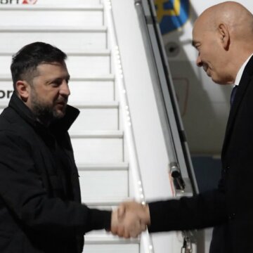 Зеленський прибув з візитом до Кіпру Зеленський прибув з візитом до Кіпру