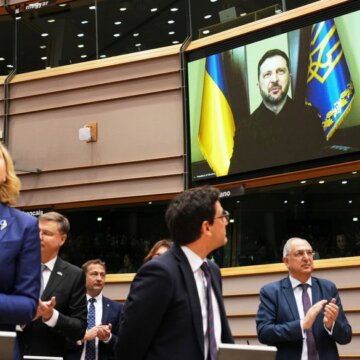 У день роковин повномасштабного вторгнення рФ Верховна Рада провела пленарне засідання за участю іноземних делегацій