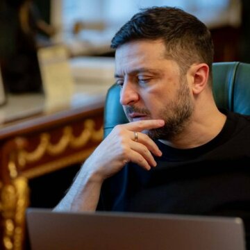 Зеленський ввів санкції проти росіян та іноземців, причетних до танкерного флоту РФ, пропаганди та кібератак Зеленський ввів санкції проти росіян та іноземців, причетних до танкерного флоту РФ, пропаганди та кібератак