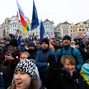 5ea49aa36dfef22a Тисячі людей вийшли на підтримку президента Чехії в Празі