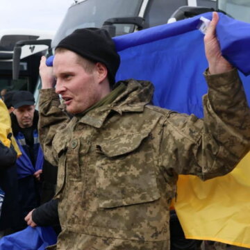 Україна повернула з російського полону 300 військових і двох цивільних